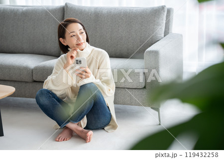 スマホを操作する女性 119432258