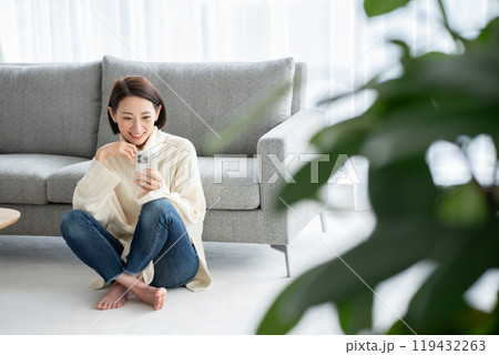 スマホを操作する女性 119432263