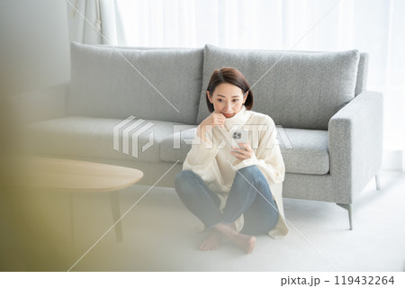 スマホを操作する女性 119432264