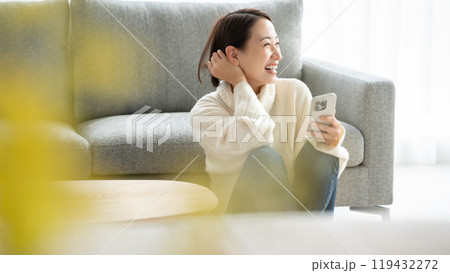 スマホを操作する女性 119432272