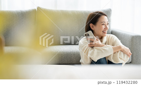 スマホを操作する女性 スマホを操作する女性 119432280