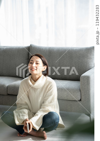 スマホを操作する女性 119432283