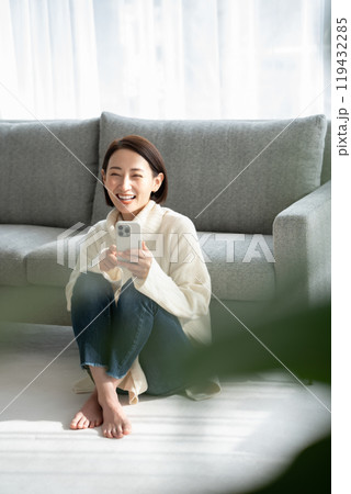 スマホを操作する女性 スマホを操作する女性 119432285