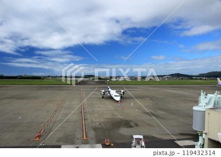 飛行機を見送る飛行場 飛行機を見送る飛行場 119432314