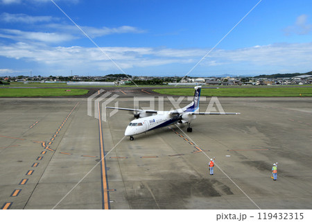 飛行機を見送る航空整備士 119432315