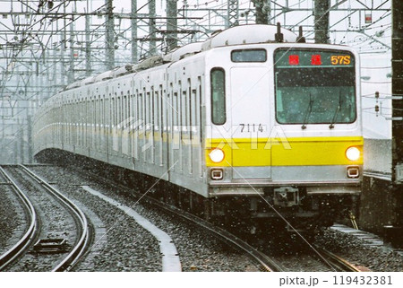 高架区間をゆく営団地下鉄有楽町線の7000系 高架区間をゆく営団地下鉄有楽町線の7000系 119432381