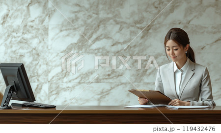 ホテルの受付の女性 119432476