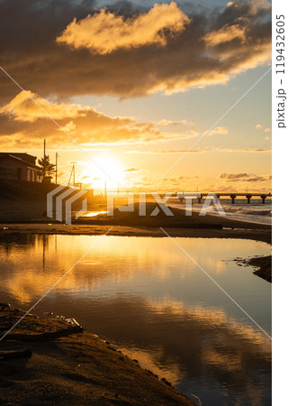【庄内の風景】由良海岸の夕日 119432605