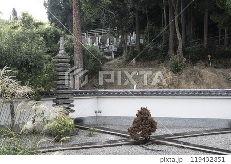 橘寺　往生院内部から見える十三重石塔（奈良県明日香村） 119432851