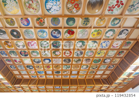 橘寺 往生院の花咲き誇る天井画(奈良県明日香村) 橘寺 往生院の花咲き誇る天井画(奈良県明日香村) 119432854