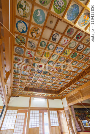 橘寺　往生院の花咲き誇る天井画（奈良県明日香村） 119432856