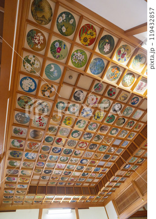 橘寺　往生院の花咲き誇る天井画（奈良県明日香村） 119432857