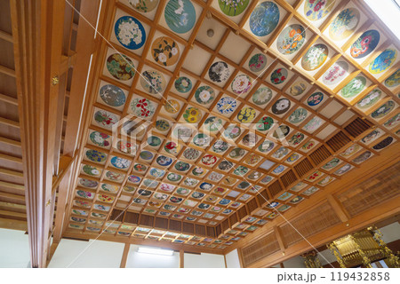 橘寺　往生院の花咲き誇る天井画（奈良県明日香村） 119432858