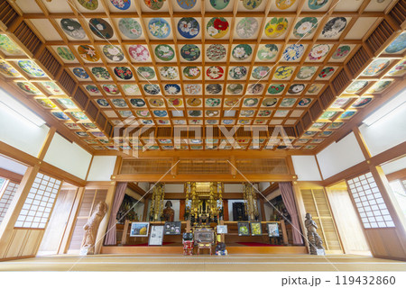 橘寺　往生院の花咲き誇る天井画（奈良県明日香村） 119432860