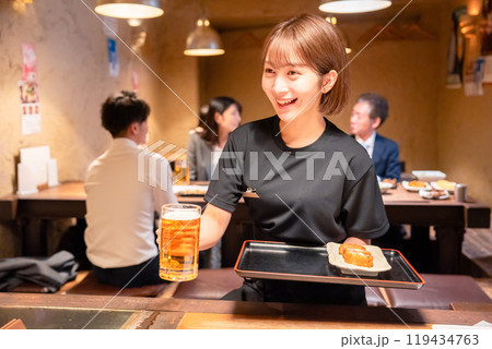 ビールを提供する居酒屋の女性スタッフ ビールを提供する居酒屋の女性スタッフ 119434763