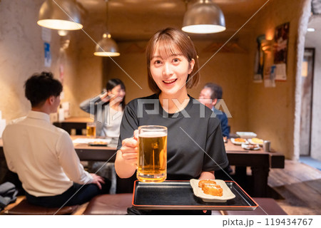 ビールを提供する居酒屋の女性スタッフ ビールを提供する居酒屋の女性スタッフ 119434767