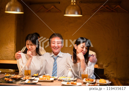 宴会の席で女性と肩を組むビジネスマン 宴会の席で女性と肩を組むビジネスマン 119435617