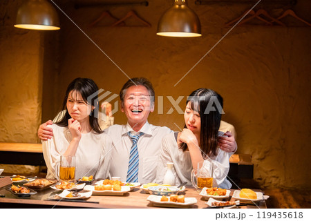 宴会の席で女性と肩を組むビジネスマン 宴会の席で女性と肩を組むビジネスマン 119435618