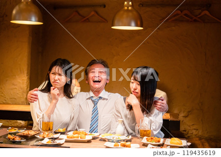 宴会の席で女性と肩を組むビジネスマン 宴会の席で女性と肩を組むビジネスマン 119435619