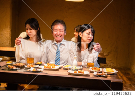 宴会の席で女性と肩を組むビジネスマン 119435622
