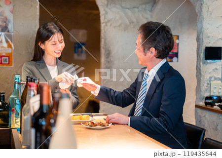 女性とお酒を飲むシニアのビジネスマン 119435644