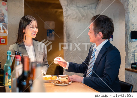 女性とお酒を飲むシニアのビジネスマン 女性とお酒を飲むシニアのビジネスマン 119435653