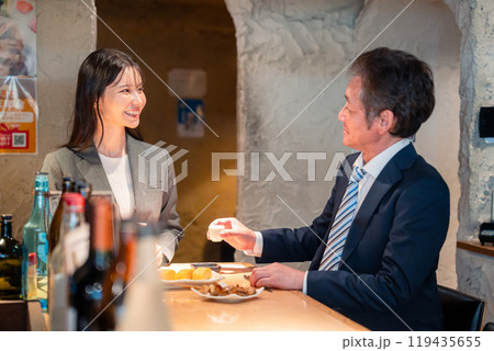 女性とお酒を飲むシニアのビジネスマン 119435655