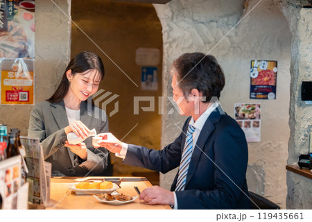 女性とお酒を飲むシニアのビジネスマン 女性とお酒を飲むシニアのビジネスマン 119435661