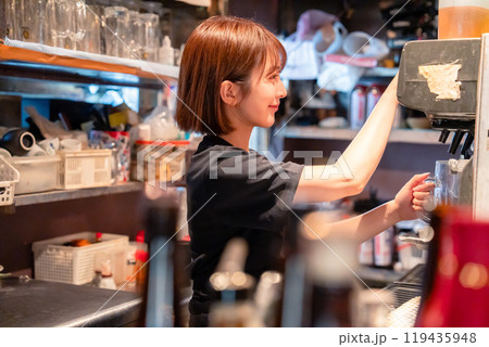 飲食店でビールサーバーを使う女性の店員 119435948