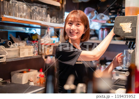 飲食店でビールサーバーを使う女性の店員 飲食店でビールサーバーを使う女性の店員 119435952