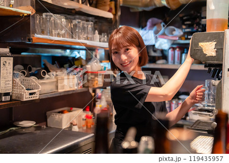 飲食店でビールサーバーを使う女性の店員 飲食店でビールサーバーを使う女性の店員 119435957