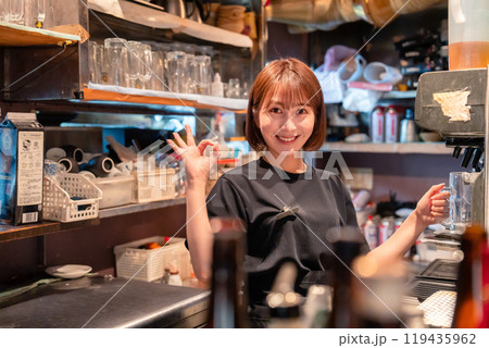 飲食店でビールサーバーを使う女性の店員 119435962