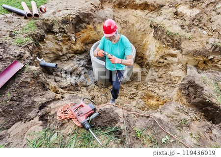 Connecting hammer drill to power supply via an extension cable. Connecting hammer drill to power supply via an extension cable. 119436019
