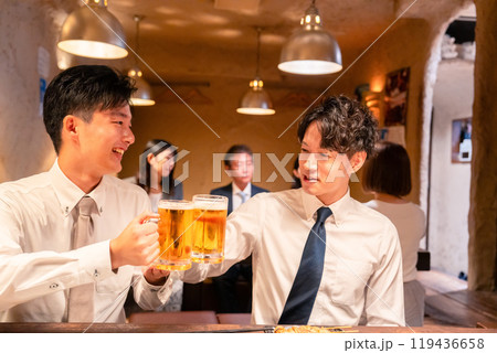 居酒屋でビールを飲む二人の若手ビジネスマン 居酒屋でビールを飲む二人の若手ビジネスマン 119436658