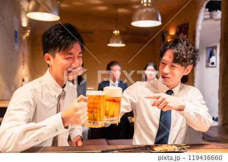 居酒屋でビールを飲む二人の若手ビジネスマン 居酒屋でビールを飲む二人の若手ビジネスマン 119436660