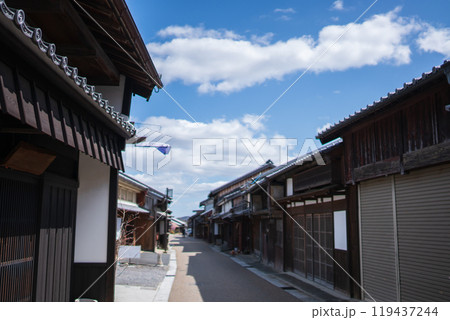 江戸時代の町並みを色濃く残す東海道47番目の宿場町三重県亀山市「関宿」の街並みを撮影 江戸時代の町並みを色濃く残す東海道47番目の宿場町三重県亀山市「関宿」の街並みを撮影 119437244
