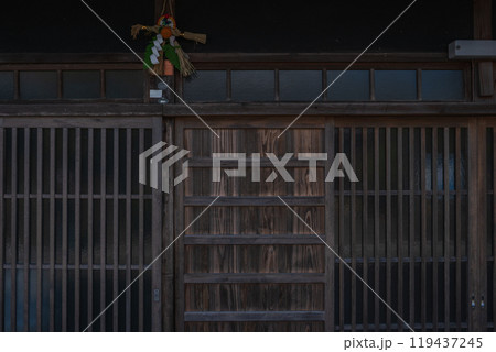 江戸時代の町並みを色濃く残す東海道47番目の宿場町三重県亀山市「関宿」の街並みを撮影 江戸時代の町並みを色濃く残す東海道47番目の宿場町三重県亀山市「関宿」の街並みを撮影 119437245