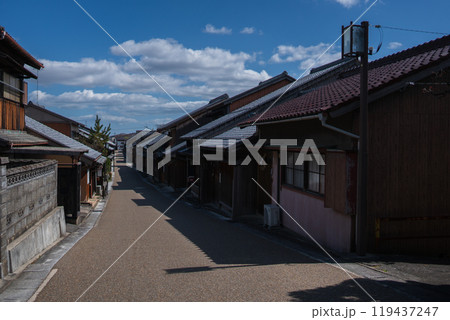 江戸時代の町並みを色濃く残す東海道47番目の宿場町三重県亀山市「関宿」の街並みを撮影 江戸時代の町並みを色濃く残す東海道47番目の宿場町三重県亀山市「関宿」の街並みを撮影 119437247