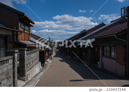 江戸時代の町並みを色濃く残す東海道47番目の宿場町三重県亀山市「関宿」の街並みを撮影 江戸時代の町並みを色濃く残す東海道47番目の宿場町三重県亀山市「関宿」の街並みを撮影 119437248