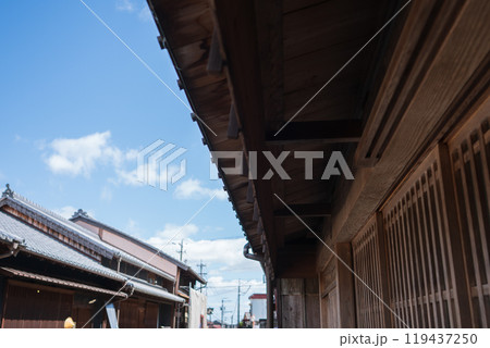 江戸時代の町並みを色濃く残す東海道47番目の宿場町三重県亀山市「関宿」の街並みを撮影 江戸時代の町並みを色濃く残す東海道47番目の宿場町三重県亀山市「関宿」の街並みを撮影 119437250
