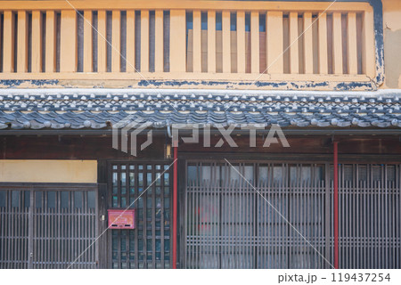 江戸時代の町並みを色濃く残す東海道47番目の宿場町三重県亀山市「関宿」の街並みを撮影 江戸時代の町並みを色濃く残す東海道47番目の宿場町三重県亀山市「関宿」の街並みを撮影 119437254