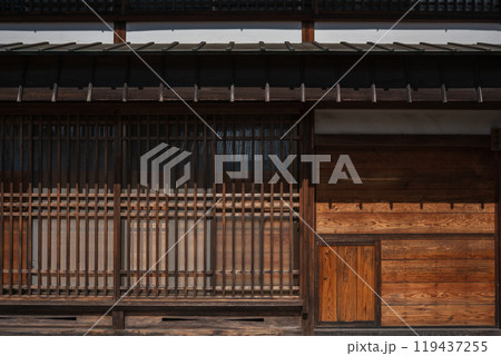 江戸時代の町並みを色濃く残す東海道47番目の宿場町三重県亀山市「関宿」の街並みを撮影 江戸時代の町並みを色濃く残す東海道47番目の宿場町三重県亀山市「関宿」の街並みを撮影 119437255