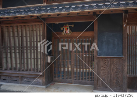 江戸時代の町並みを色濃く残す東海道47番目の宿場町三重県亀山市「関宿」の街並みを撮影 119437256