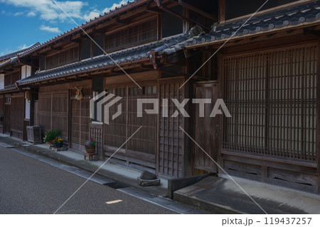 江戸時代の町並みを色濃く残す東海道47番目の宿場町三重県亀山市「関宿」の街並みを撮影 119437257