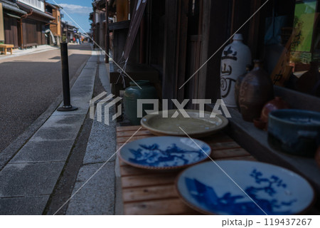 江戸時代の町並みを色濃く残す東海道47番目の宿場町三重県亀山市「関宿」の街並みを撮影 119437267
