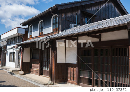 江戸時代の町並みを色濃く残す東海道47番目の宿場町三重県亀山市「関宿」の街並みを撮影 119437272