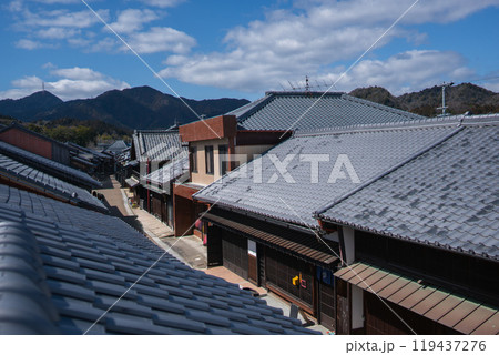 江戸時代の町並みを色濃く残す東海道47番目の宿場町三重県亀山市「関宿」の街並みを撮影 江戸時代の町並みを色濃く残す東海道47番目の宿場町三重県亀山市「関宿」の街並みを撮影 119437276