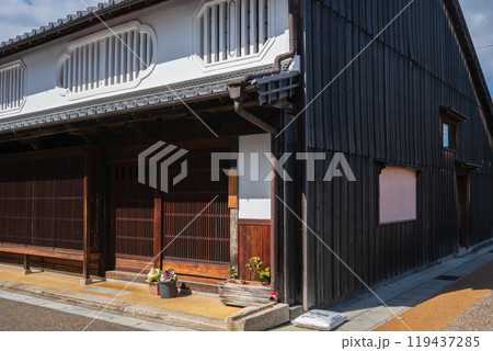 江戸時代の町並みを色濃く残す東海道47番目の宿場町三重県亀山市「関宿」の街並みを撮影 119437285