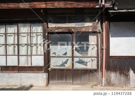 江戸時代の町並みを色濃く残す東海道47番目の宿場町三重県亀山市「関宿」の街並みを撮影 119437288