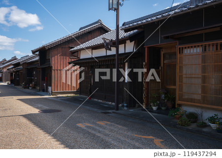 江戸時代の町並みを色濃く残す東海道47番目の宿場町三重県亀山市「関宿」の街並みを撮影 江戸時代の町並みを色濃く残す東海道47番目の宿場町三重県亀山市「関宿」の街並みを撮影 119437294